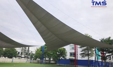 Mái che bạt căng cánh buồm che nắng HDPE sân bóng tiểu học Trường BIS Hà Nội