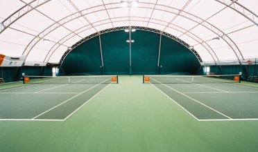 Giải pháp mái che sân Pickleball ngoài trời – Vì sao nên chọn bạt căng kiến trúc?